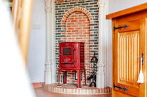 Cette maison bourgeoise pleine de caractère, de style néo-traditionnel flamand avec sa façade à pignon imposant et ses éléments authentiques, est située sur un généreux terrain de 860 m² dans le cadre verdoyant de Beigem (Grimbergen).

Au rez-de