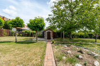 Cette maison bourgeoise pleine de caractère, de style néo-traditionnel flamand avec sa façade à pignon imposant et ses éléments authentiques, est située sur un généreux terrain de 860 m² dans le cadre verdoyant de Beigem (Grimbergen).

Au rez-de