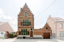 Cette maison bourgeoise pleine de caractère, de style néo-traditionnel flamand avec sa façade à pignon imposant et ses éléments authentiques, est située sur un généreux terrain de 860 m² dans le cadre verdoyant de Beigem (Grimbergen).

Au rez-de