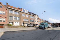 Cette spacieuse maison familiale avec garage et jardin est située dans un quartier calme et verdoyant, avec un accès rapide vers Bruxelles et le Ring. Idéal pour ceux qui recherchent la tranquillité tout en restant proches de la ville.

La maison disp