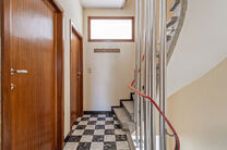 Cette spacieuse maison familiale avec garage et jardin est située dans un quartier calme et verdoyant, avec un accès rapide vers Bruxelles et le Ring. Idéal pour ceux qui recherchent la tranquillité tout en restant proches de la ville.

La maison disp