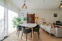 Cette maison familiale r&eacute;cente de deux chambres avec une agr&eacute;able terrasse/jardin est situ&eacute;e au calme &agrave; l&rsquo;arri&egrave;re d&rsquo;un immeuble r&eacute;sidentiel,
tout en &eacute;tant en plein centre de Bruxelles.
Le bien fait partie d&rsquo;une copropri&eacute;t&eacute; soign&eacute;e et dispo