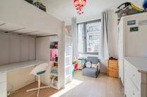 Cette maison familiale r&eacute;cente de deux chambres avec une agr&eacute;able terrasse/jardin est situ&eacute;e au calme &agrave; l&rsquo;arri&egrave;re d&rsquo;un immeuble r&eacute;sidentiel,
tout en &eacute;tant en plein centre de Bruxelles.
Le bien fait partie d&rsquo;une copropri&eacute;t&eacute; soign&eacute;e et dispo