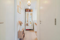 Cette maison familiale r&eacute;cente de deux chambres avec une agr&eacute;able terrasse/jardin est situ&eacute;e au calme &agrave; l&rsquo;arri&egrave;re d&rsquo;un immeuble r&eacute;sidentiel,
tout en &eacute;tant en plein centre de Bruxelles.
Le bien fait partie d&rsquo;une copropri&eacute;t&eacute; soign&eacute;e et dispo