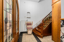 Maison bifamiliale compos&eacute;e d&rsquo;un appartement et d&rsquo;un appartement duplex, avec garage, jardin et terrasses.
L&rsquo;immeuble comprend au total 8 chambres et 3 salles de bains.

COMPOSITION :
Au premier &eacute;tage se trouve un appartement une chambre avec une 
