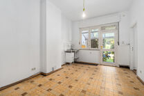 Maison bifamiliale compos&eacute;e d&rsquo;un appartement et d&rsquo;un appartement duplex, avec garage, jardin et terrasses.
L&rsquo;immeuble comprend au total 8 chambres et 3 salles de bains.

COMPOSITION :
Au premier &eacute;tage se trouve un appartement une chambre avec une 
