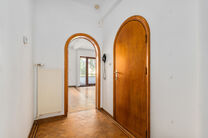 Maison bifamiliale compos&eacute;e d&rsquo;un appartement et d&rsquo;un appartement duplex, avec garage, jardin et terrasses.
L&rsquo;immeuble comprend au total 8 chambres et 3 salles de bains.

COMPOSITION :
Au premier &eacute;tage se trouve un appartement une chambre avec une 