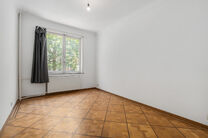 Maison bifamiliale compos&eacute;e d&rsquo;un appartement et d&rsquo;un appartement duplex, avec garage, jardin et terrasses.
L&rsquo;immeuble comprend au total 8 chambres et 3 salles de bains.

COMPOSITION :
Au premier &eacute;tage se trouve un appartement une chambre avec une 