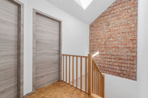 Maison bifamiliale compos&eacute;e d&rsquo;un appartement et d&rsquo;un appartement duplex, avec garage, jardin et terrasses.
L&rsquo;immeuble comprend au total 8 chambres et 3 salles de bains.

COMPOSITION :
Au premier &eacute;tage se trouve un appartement une chambre avec une 
