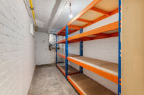 Maison bifamiliale compos&eacute;e d&rsquo;un appartement et d&rsquo;un appartement duplex, avec garage, jardin et terrasses.
L&rsquo;immeuble comprend au total 8 chambres et 3 salles de bains.

COMPOSITION :
Au premier &eacute;tage se trouve un appartement une chambre avec une 