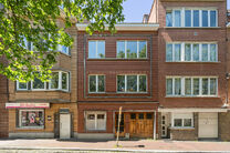 Maison bifamiliale compos&eacute;e d&rsquo;un appartement et d&rsquo;un appartement duplex, avec garage, jardin et terrasses.
L&rsquo;immeuble comprend au total 8 chambres et 3 salles de bains.

COMPOSITION :
Au premier &eacute;tage se trouve un appartement une chambre avec une 