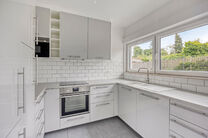 Cette maison entièrement rénovée est située dans le quartier prisé, verdoyant et à faible circulation d’Abtsdal, à distance de marche du centre de Grimbergen.
Le quartier est réputé pour son caractère familial, sa proximité avec les écoles, 