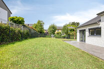 Cette maison entièrement rénovée est située dans le quartier prisé, verdoyant et à faible circulation d’Abtsdal, à distance de marche du centre de Grimbergen.
Le quartier est réputé pour son caractère familial, sa proximité avec les écoles, 