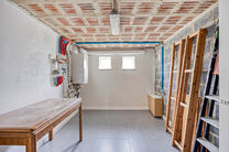 Cette maison entièrement rénovée est située dans le quartier prisé, verdoyant et à faible circulation d’Abtsdal, à distance de marche du centre de Grimbergen.
Le quartier est réputé pour son caractère familial, sa proximité avec les écoles, 
