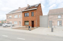 Cette maison idéalement située près du centre de Grimbergen allie une excellente localisation à un cadre verdoyant.
Elle dispose de trois chambres, d’un vaste grenier de 37m² offrant le potentiel de créer deux pièces supplémentaires, ainsi que d