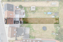 Cette maison idéalement située près du centre de Grimbergen allie une excellente localisation à un cadre verdoyant.
Elle dispose de trois chambres, d’un vaste grenier de 37m² offrant le potentiel de créer deux pièces supplémentaires, ainsi que d