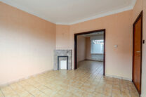 Cette maison idéalement située près du centre de Grimbergen allie une excellente localisation à un cadre verdoyant.
Elle dispose de trois chambres, d’un vaste grenier de 37m² offrant le potentiel de créer deux pièces supplémentaires, ainsi que d