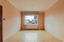 Cette maison idéalement située près du centre de Grimbergen allie une excellente localisation à un cadre verdoyant.
Elle dispose de trois chambres, d’un vaste grenier de 37m² offrant le potentiel de créer deux pièces supplémentaires, ainsi que d