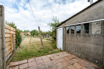 Cette maison idéalement située près du centre de Grimbergen allie une excellente localisation à un cadre verdoyant.
Elle dispose de trois chambres, d’un vaste grenier de 37m² offrant le potentiel de créer deux pièces supplémentaires, ainsi que d