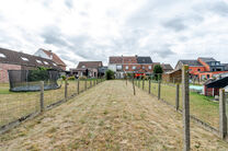 Cette maison idéalement située près du centre de Grimbergen allie une excellente localisation à un cadre verdoyant.
Elle dispose de trois chambres, d’un vaste grenier de 37m² offrant le potentiel de créer deux pièces supplémentaires, ainsi que d