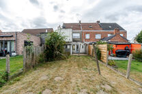 Cette maison idéalement située près du centre de Grimbergen allie une excellente localisation à un cadre verdoyant.
Elle dispose de trois chambres, d’un vaste grenier de 37m² offrant le potentiel de créer deux pièces supplémentaires, ainsi que d