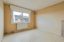 Cette maison idéalement située près du centre de Grimbergen allie une excellente localisation à un cadre verdoyant.
Elle dispose de trois chambres, d’un vaste grenier de 37m² offrant le potentiel de créer deux pièces supplémentaires, ainsi que d