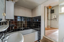 Cette maison idéalement située près du centre de Grimbergen allie une excellente localisation à un cadre verdoyant.
Elle dispose de trois chambres, d’un vaste grenier de 37m² offrant le potentiel de créer deux pièces supplémentaires, ainsi que d