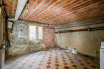 Cette maison idéalement située près du centre de Grimbergen allie une excellente localisation à un cadre verdoyant.
Elle dispose de trois chambres, d’un vaste grenier de 37m² offrant le potentiel de créer deux pièces supplémentaires, ainsi que d