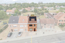 Cette maison idéalement située près du centre de Grimbergen allie une excellente localisation à un cadre verdoyant.
Elle dispose de trois chambres, d’un vaste grenier de 37m² offrant le potentiel de créer deux pièces supplémentaires, ainsi que d