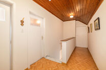 Cette spacieuse maison familiale avec 5 chambres et 2 salles de bains est situ&eacute;e dans un quartier r&eacute;sidentiel recherch&eacute; &agrave; Grimbergen, dans une rue calme en cul-de-sac. La maison offre une distribution pratique, de beaux volumes ainsi qu&rsquo;un grand gar