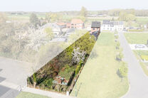 Cette maison familiale soign&eacute;e et spacieuse, comprenant 4 chambres et 2 salles de bains, est situ&eacute;e dans un quartier calme, r&eacute;sidentiel et &agrave; circulation limit&eacute;e, sur un beau terrain de 9a 12ca b&eacute;n&eacute;ficiant d&rsquo;une orientation sud-est id&eacute;ale. Gr&acirc;ce