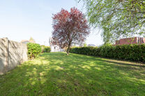 Cette maison familiale soign&eacute;e et spacieuse, comprenant 4 chambres et 2 salles de bains, est situ&eacute;e dans un quartier calme, r&eacute;sidentiel et &agrave; circulation limit&eacute;e, sur un beau terrain de 9a 12ca b&eacute;n&eacute;ficiant d&rsquo;une orientation sud-est id&eacute;ale. Gr&acirc;ce