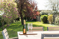 Cette maison familiale soign&eacute;e et spacieuse, comprenant 4 chambres et 2 salles de bains, est situ&eacute;e dans un quartier calme, r&eacute;sidentiel et &agrave; circulation limit&eacute;e, sur un beau terrain de 9a 12ca b&eacute;n&eacute;ficiant d&rsquo;une orientation sud-est id&eacute;ale. Gr&acirc;ce