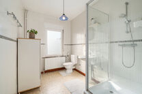 Cette maison familiale soign&eacute;e et spacieuse, comprenant 4 chambres et 2 salles de bains, est situ&eacute;e dans un quartier calme, r&eacute;sidentiel et &agrave; circulation limit&eacute;e, sur un beau terrain de 9a 12ca b&eacute;n&eacute;ficiant d&rsquo;une orientation sud-est id&eacute;ale. Gr&acirc;ce