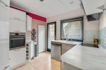 Cette maison unifamiliale de 4 chambres et 2 salles de bains est situ&eacute;e dans un quartier r&eacute;sidentiel calme, avec peu de circulation.
La propri&eacute;t&eacute; dispose d&rsquo;un grand jardin orient&eacute; sud-ouest, offrant une vue verdoyante et champ&ecirc;tre.
Gr&acirc;ce &agrave; sa si