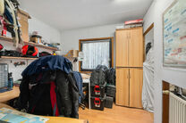Cette maison unifamiliale de 4 chambres et 2 salles de bains est situ&eacute;e dans un quartier r&eacute;sidentiel calme, avec peu de circulation.
La propri&eacute;t&eacute; dispose d&rsquo;un grand jardin orient&eacute; sud-ouest, offrant une vue verdoyante et champ&ecirc;tre.
Gr&acirc;ce &agrave; sa si