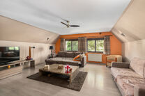 Cette maison unifamiliale de 4 chambres et 2 salles de bains est situ&eacute;e dans un quartier r&eacute;sidentiel calme, avec peu de circulation.
La propri&eacute;t&eacute; dispose d&rsquo;un grand jardin orient&eacute; sud-ouest, offrant une vue verdoyante et champ&ecirc;tre.
Gr&acirc;ce &agrave; sa si