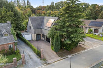 Cette maison unifamiliale de 4 chambres et 2 salles de bains est situ&eacute;e dans un quartier r&eacute;sidentiel calme, avec peu de circulation.
La propri&eacute;t&eacute; dispose d&rsquo;un grand jardin orient&eacute; sud-ouest, offrant une vue verdoyante et champ&ecirc;tre.
Gr&acirc;ce &agrave; sa si