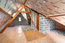 Cette spacieuse maison prête à emménager avec trois chambres est idéalement située sur un terrain de pas moins de 10a 60ca, offrant une connexion fluide vers Malines et Bruxelles.

Disposition de la maison
Rez-de-chaussée

En entrant par le hall d