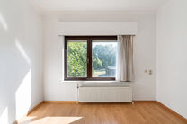 Cette spacieuse maison prête à emménager avec trois chambres est idéalement située sur un terrain de pas moins de 10a 60ca, offrant une connexion fluide vers Malines et Bruxelles.

Disposition de la maison
Rez-de-chaussée

En entrant par le hall d
