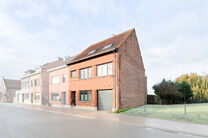 Cette maison familiale économe en énergie, prête à emménager, dispose de 4 à 5 chambres et se situe dans le village rural de Humbeek, entité de Grimbergen, sur une belle parcelle de 711 m². La propriété comprend un garage intégré ainsi qu’un