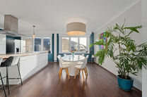 Cette maison familiale économe en énergie, prête à emménager, dispose de 4 à 5 chambres et se situe dans le village rural de Humbeek, entité de Grimbergen, sur une belle parcelle de 711 m². La propriété comprend un garage intégré ainsi qu’un