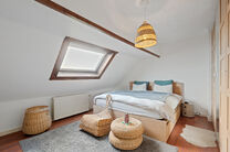 Cette maison familiale économe en énergie, prête à emménager, dispose de 4 à 5 chambres et se situe dans le village rural de Humbeek, entité de Grimbergen, sur une belle parcelle de 711 m². La propriété comprend un garage intégré ainsi qu’un