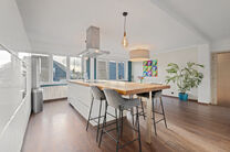 Cette maison familiale &eacute;conome en &eacute;nergie, pr&ecirc;te &agrave; emm&eacute;nager, dispose de 4 &agrave; 5 chambres et se situe dans le village rural de Humbeek, entit&eacute; de Grimbergen, sur une belle parcelle de 711 m&sup2;. La propri&eacute;t&eacute; comprend un garage int&eacute;gr&eacute; ainsi qu&rsquo;un