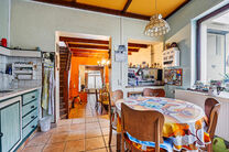 Cette maison familiale pittoresque se situe dans un quartier agréable et offre deux chambres, avec la possibilité d’en aménager une troisième. Elle comprend une cave spacieuse, une véranda lumineuse et une grande terrasse orientée plein sud.

AGEN