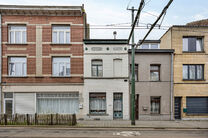 Cette maison familiale pittoresque se situe dans un quartier agréable et offre deux chambres, avec la possibilité d’en aménager une troisième. Elle comprend une cave spacieuse, une véranda lumineuse et une grande terrasse orientée plein sud.

AGEN