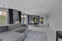 Cette spacieuse maison familiale avec trois chambres, un garage pratique et spacieux ainsi qu’un magnifique jardin paysager est idéalement située dans un environnement calme et rural.

Disposition de la maison :
En entrant, vous accédez au hall d’e