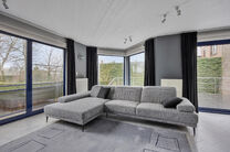 Cette spacieuse maison familiale avec trois chambres, un garage pratique et spacieux ainsi qu’un magnifique jardin paysager est idéalement située dans un environnement calme et rural.

Disposition de la maison :
En entrant, vous accédez au hall d’e