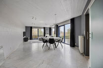 Cette spacieuse maison familiale avec trois chambres, un garage pratique et spacieux ainsi qu’un magnifique jardin paysager est idéalement située dans un environnement calme et rural.

Disposition de la maison :
En entrant, vous accédez au hall d’e