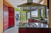 Cette spacieuse maison familiale avec trois chambres, un garage pratique et spacieux ainsi qu’un magnifique jardin paysager est idéalement située dans un environnement calme et rural.

Disposition de la maison :
En entrant, vous accédez au hall d’e